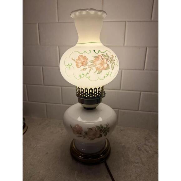 Vintage Milk glass electric hurricane lamp with brass base and floral motifs. - Picture 3 of 15